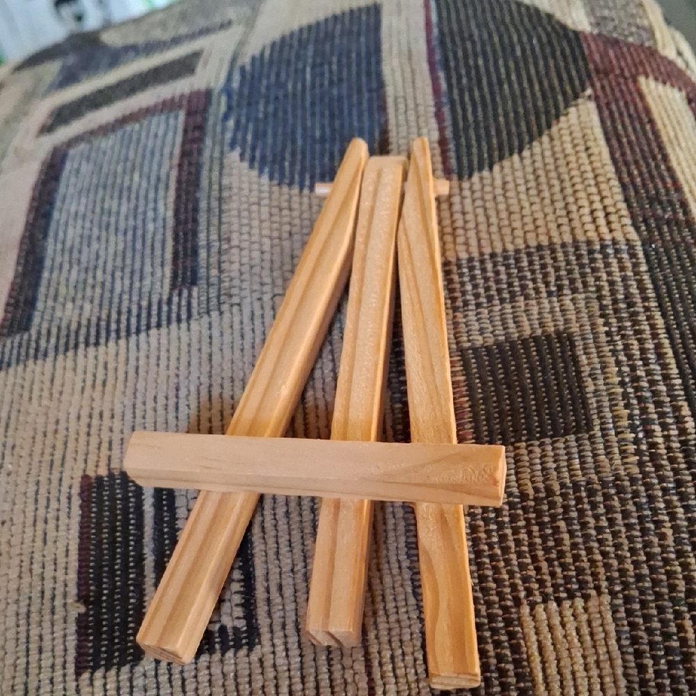 Small Wooden Display Easel - Natural Wood